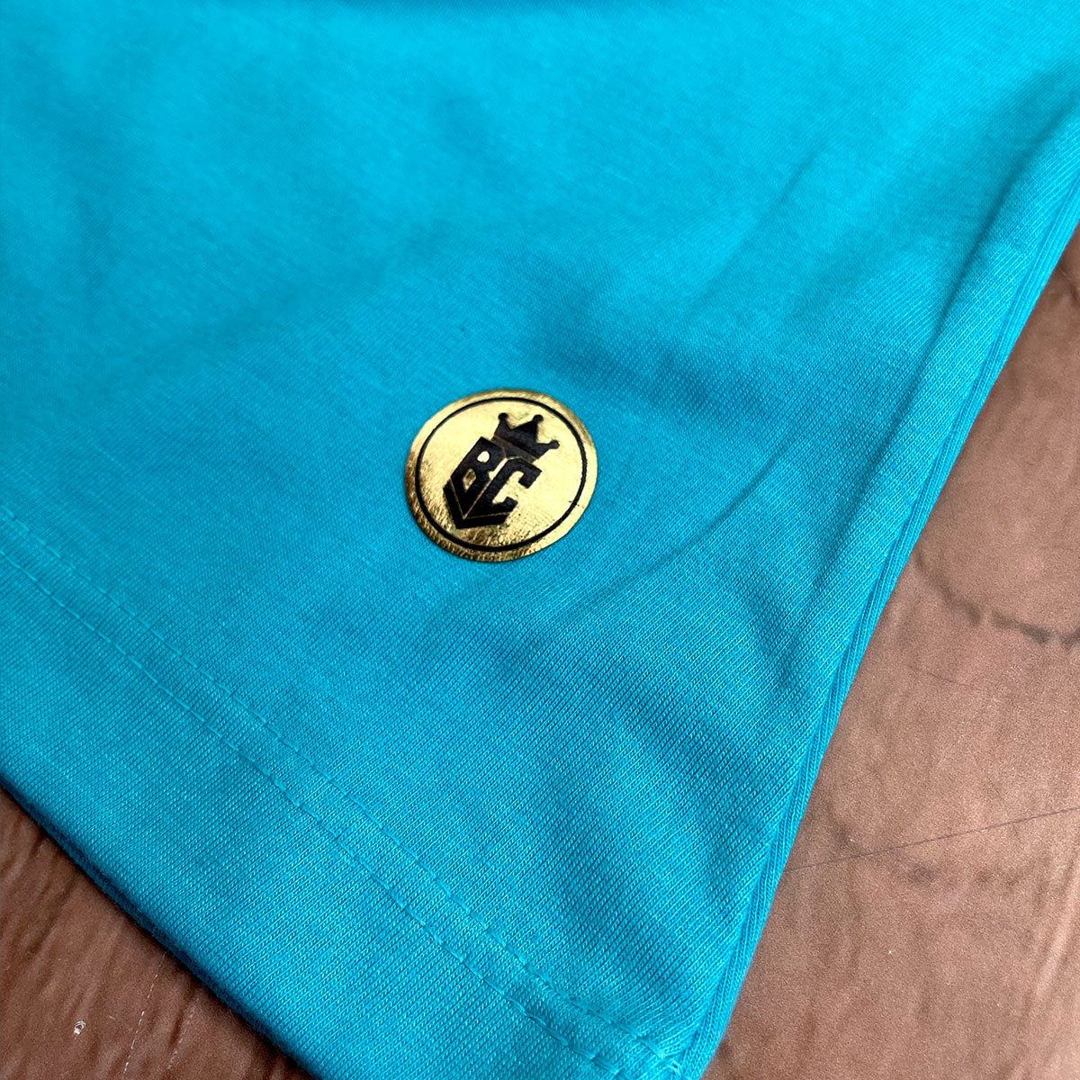 Camiseta Feminina Turquesa Aplique Camaleão Yeshua