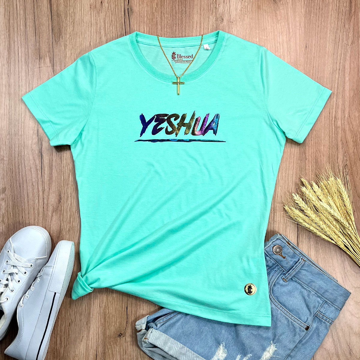 Camiseta Feminina Verde Menta Aplique Camaleão Yeshua
